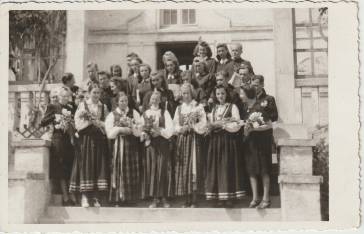 1. izlaidums, 2. foto – audzinātāja Lizete Kārkliņa