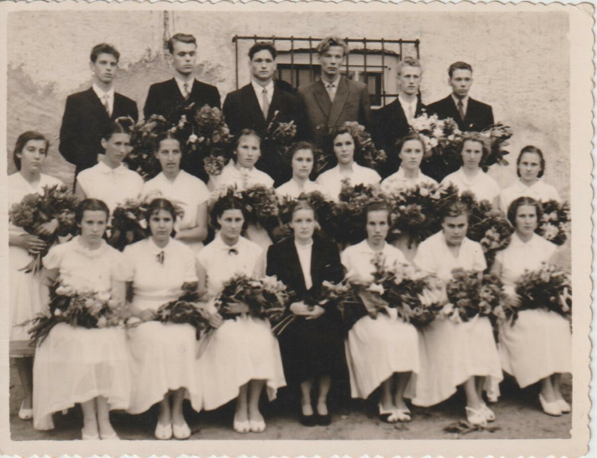 13. izlaidums, 1. foto – audzinātāja Elga Ābola