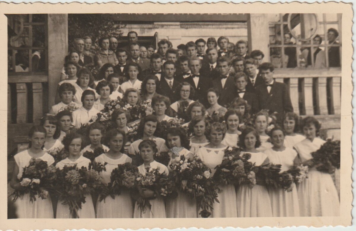 15. izlaidums, 1. foto – audzinātājas Dzidra Šteine, Hilda Vitmane