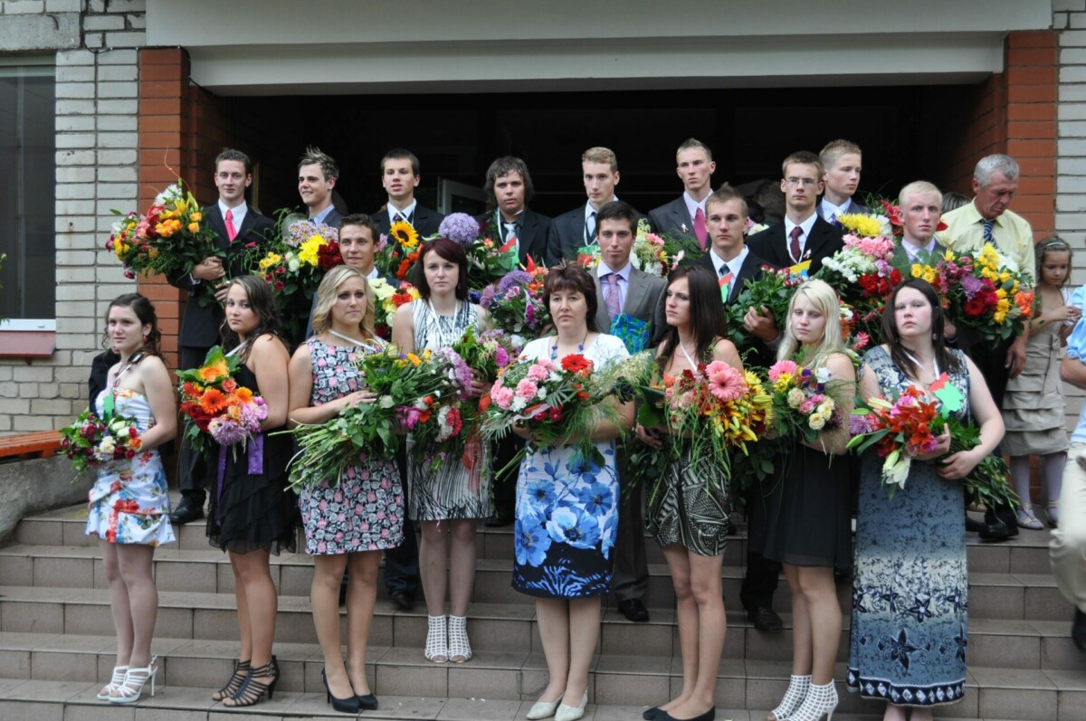 65. izlaidums, 1. foto – audzinātājas Una Sila, Iveta Milta, Valda Parema