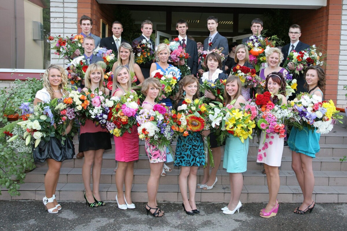 64. izlaidums, 1. foto – audzinātājas Andra Grīvāne, Inta Freiverte, Valda Parema