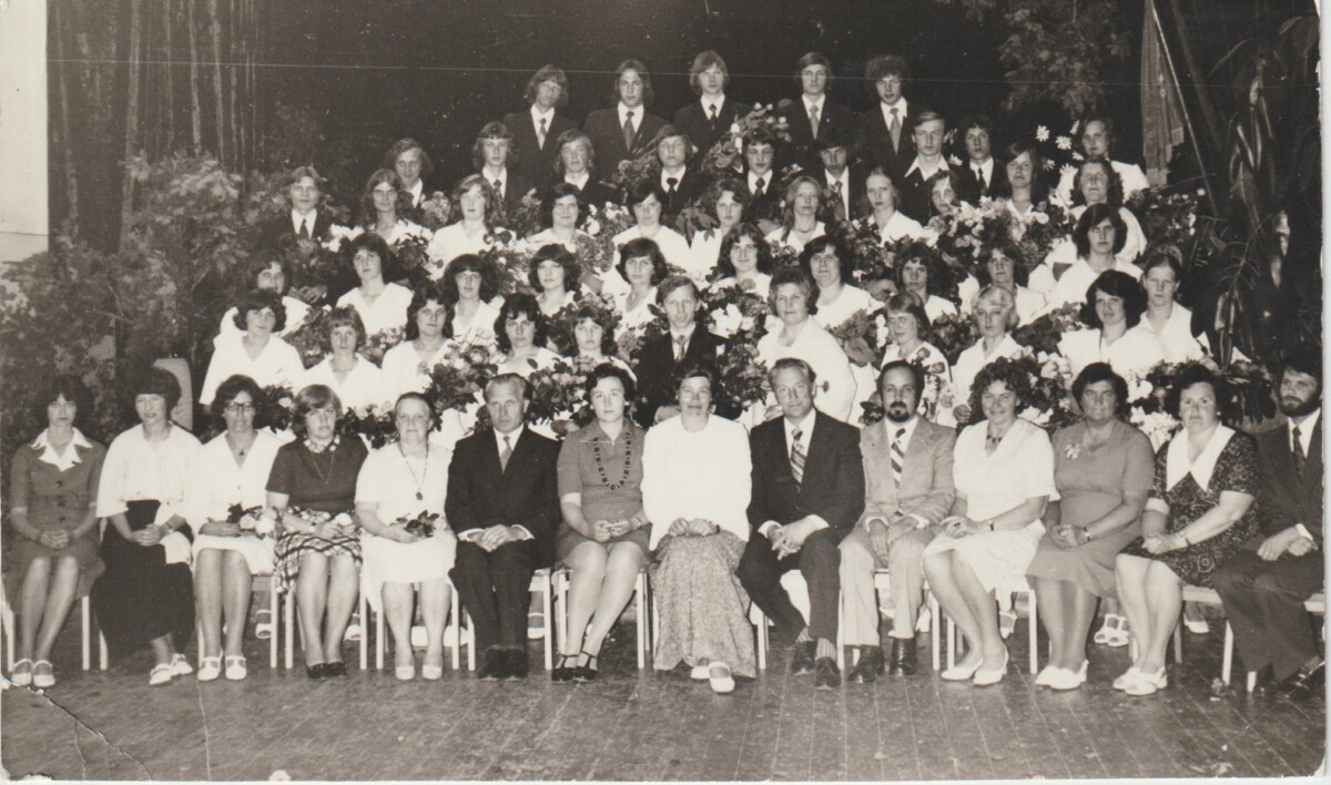 32. izlaidums, 1. foto – audzinātāji Gunārs Laicāns, Hilda Vitmane