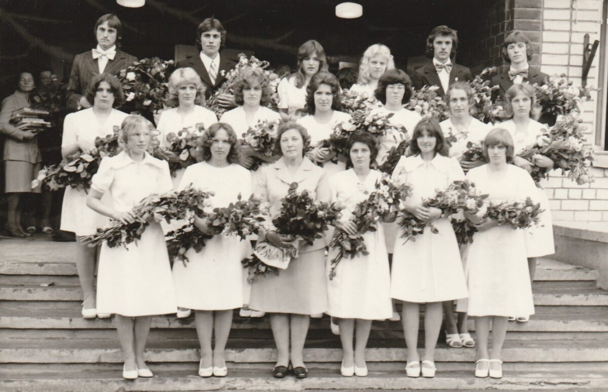 31. izlaidums, 1. foto – audzinātājas Marta Kajaka, Valentīna Aņisimova