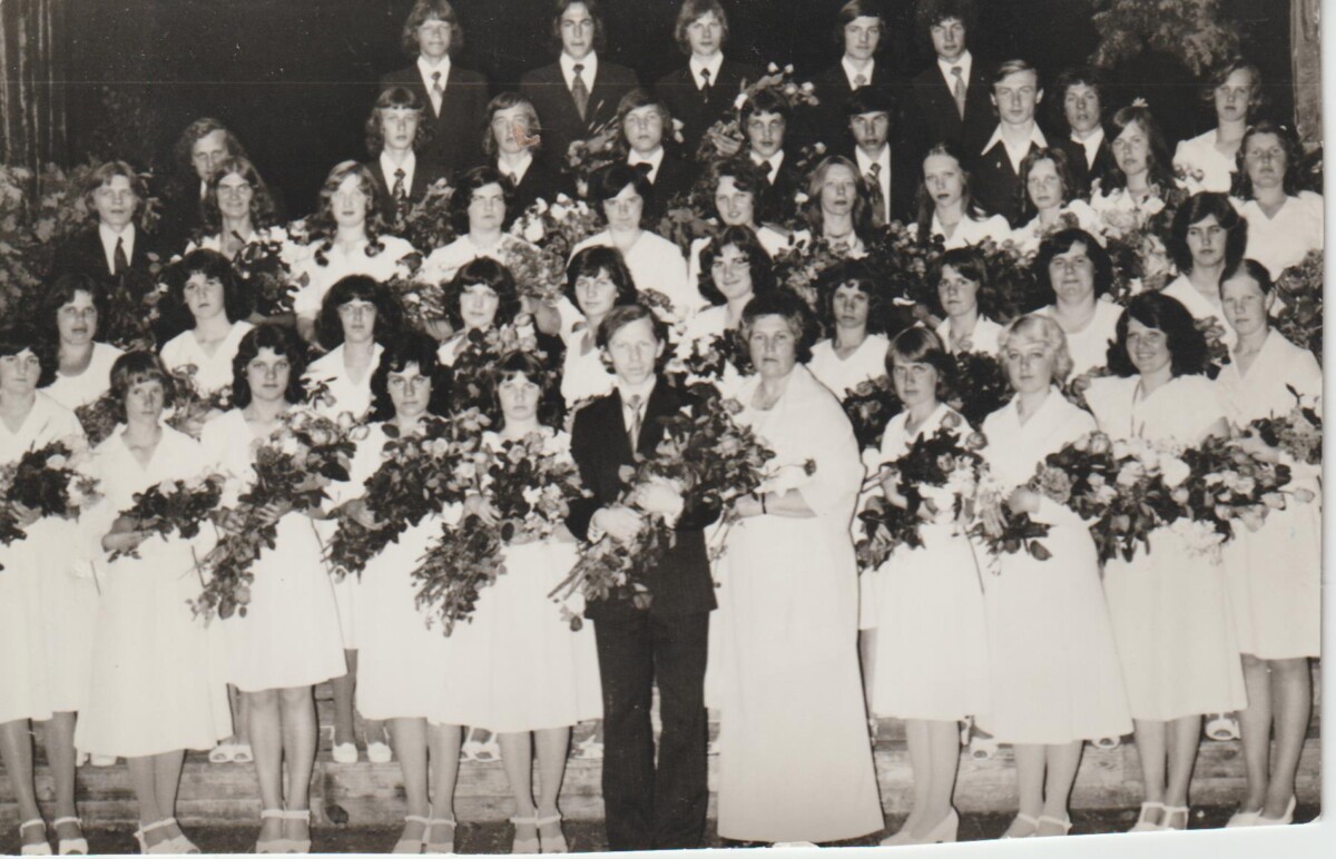 32. izlaidums, 2. foto – audzinātāji Gunārs Laicāns, Hilda Vitmane