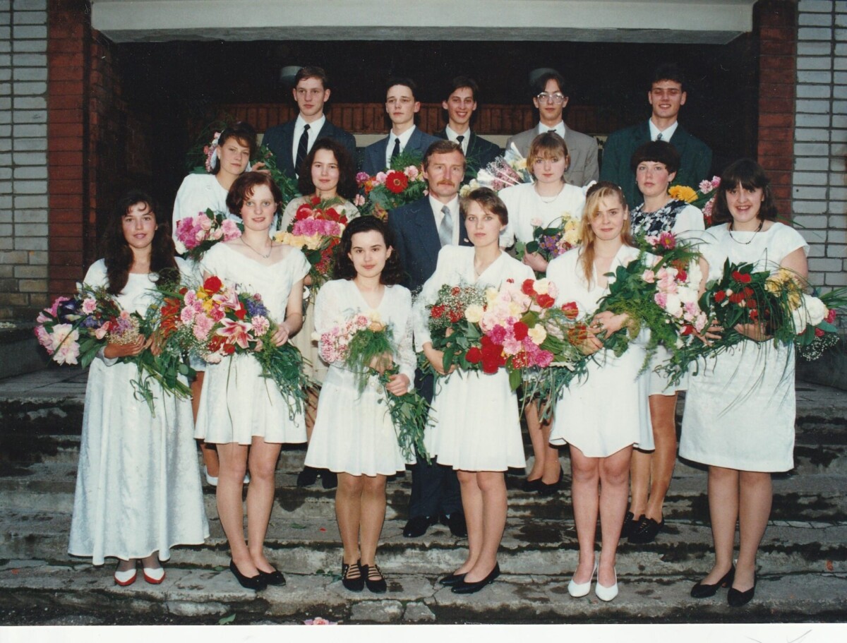 49. izlaidums, 1. foto – audzinātāji Vilnis Vadonis, Māris Pētersons