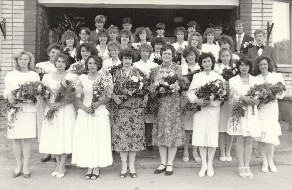 43. izlaidums, 3. foto – audzinātājas Valda Parema, Iveta Kundecka